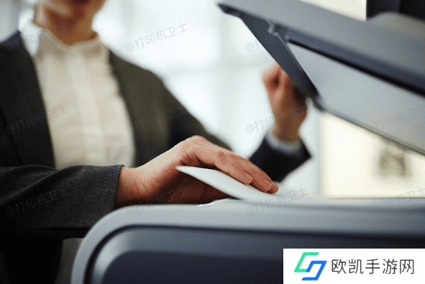 打开打印机盖板或后盖